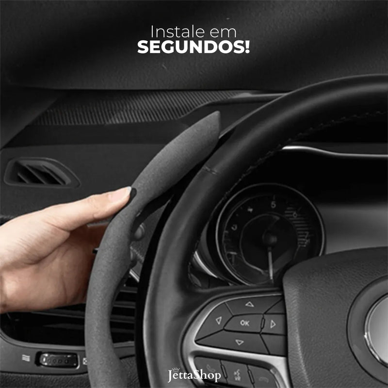 Capa de Volante em Suede Universal e Antiderrapante - Jetta VoltPro™ [PERSONALIZADA COM A MARCA DO SEU CARRO]